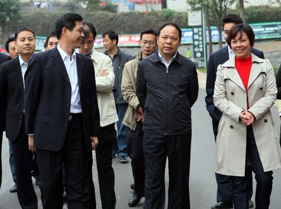 市长万勇到西山林语小区检查城市管理和城市环境卫生整治工作